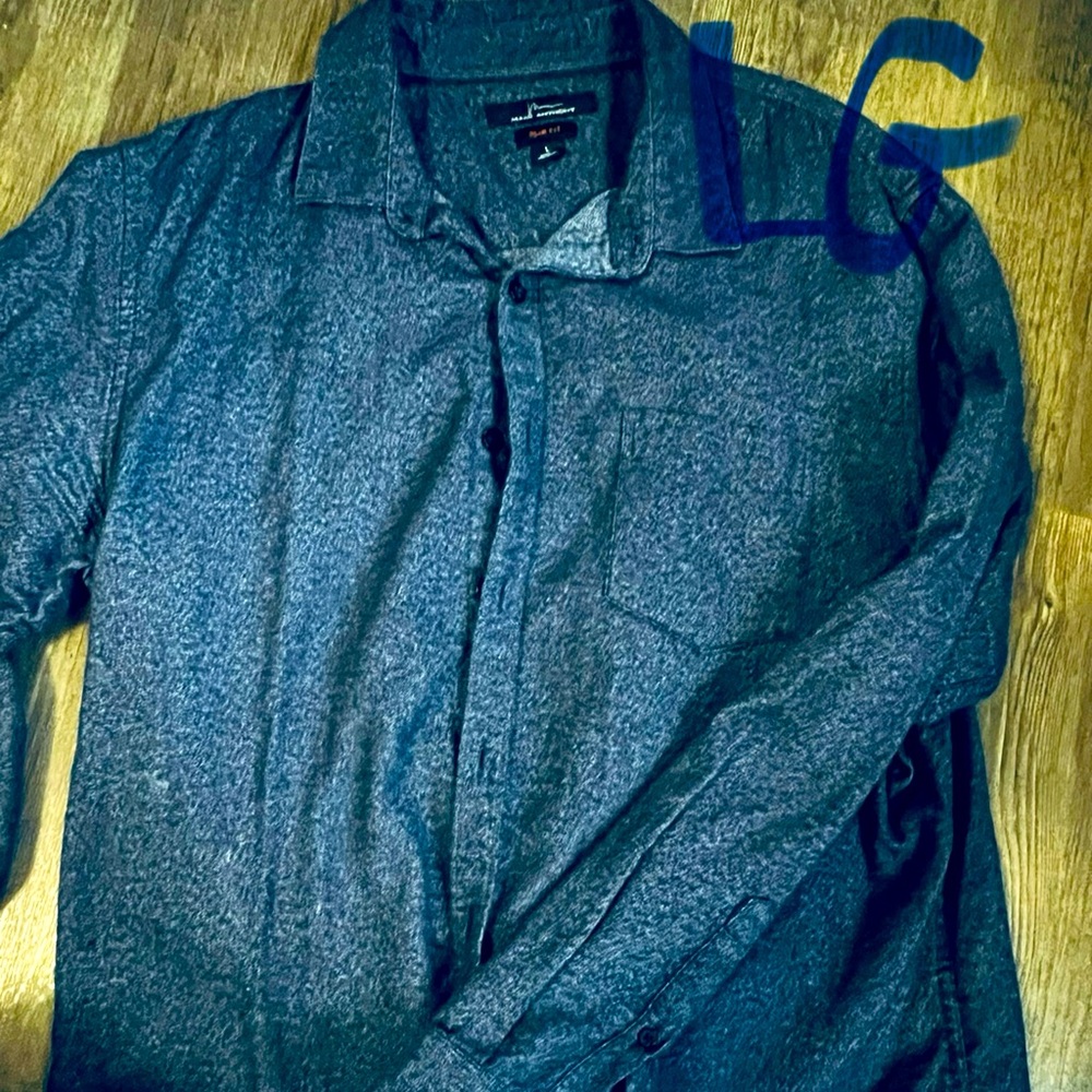 Marc Anthony men’s dress shirt size large. Retail is $60